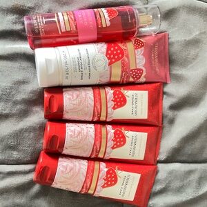 ❤️ Bath and body works strawberry poundcake set ❤️